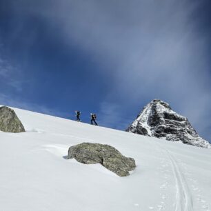 Jeden z mnoha norských výstupů za dokonalého počasí a sněhu