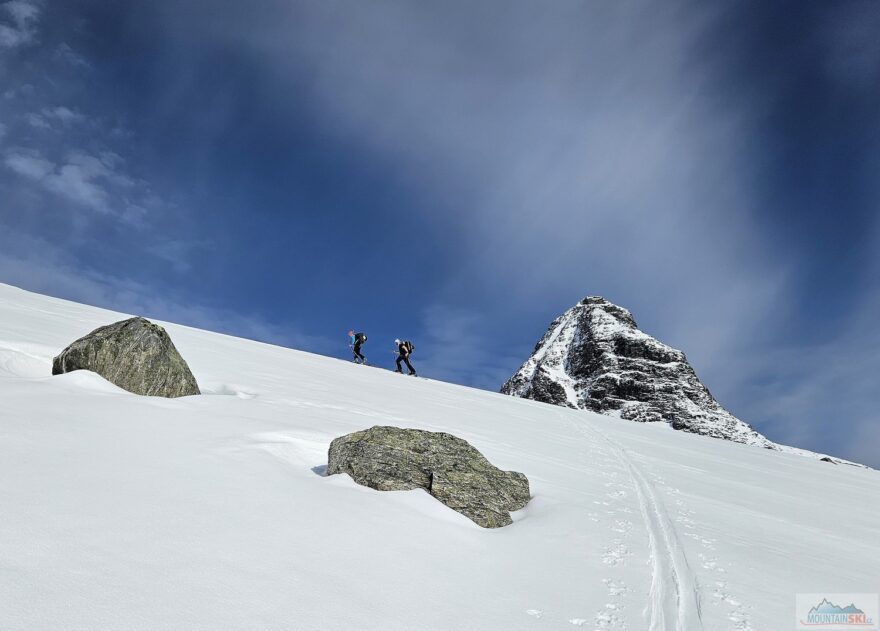 Jeden z mnoha norských výstupů za dokonalého počasí a sněhu
