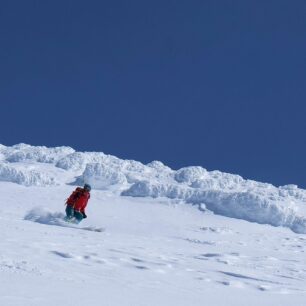 Kousek pod vrcholem je podklad místy trochu vyfoukaný