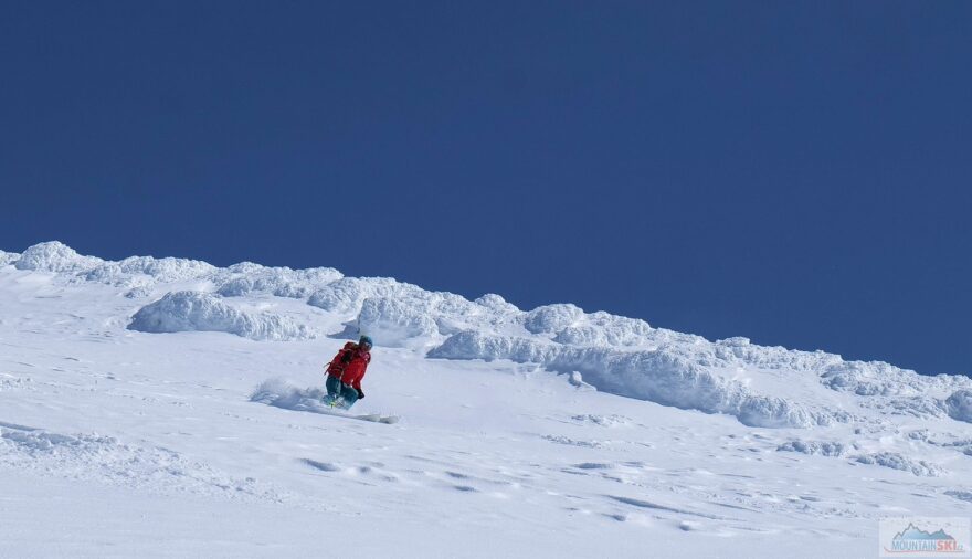Kousek pod vrcholem je podklad místy trochu vyfoukaný