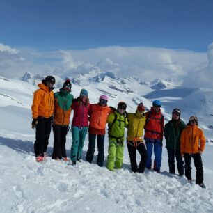 Naše skialpinistická skupina vysoko v horách Britské Kolumbie