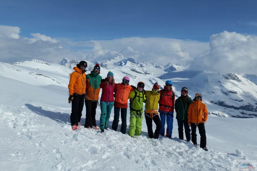 Naše skialpinistická skupina vysoko v horách Britské Kolumbie