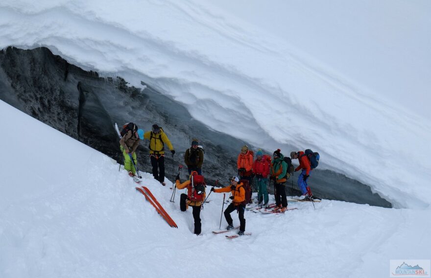 Ledovcová jeskyně nad Icefall lodge