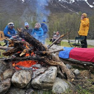 Společenské aktivity po lyžování zahrnují také kytarové "večírky"