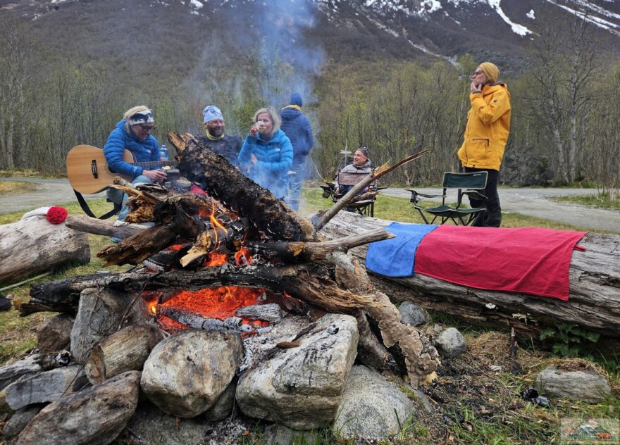 Společenské aktivity po lyžování zahrnují také kytarové "večírky"