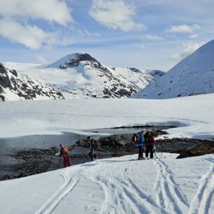 Svahy různého sklonu, ledovce a voda - to vše je v květnovém Norsku