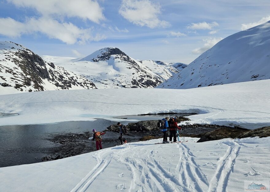 Svahy různého sklonu, ledovce a voda - to vše je v květnovém Norsku