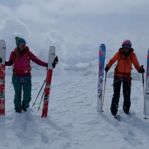 Moravská dámská část výpravy u Lyell Hut