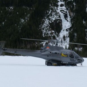 Hluboko v údolí nás poslední den Icefall traverse vyzvedává vrtulník