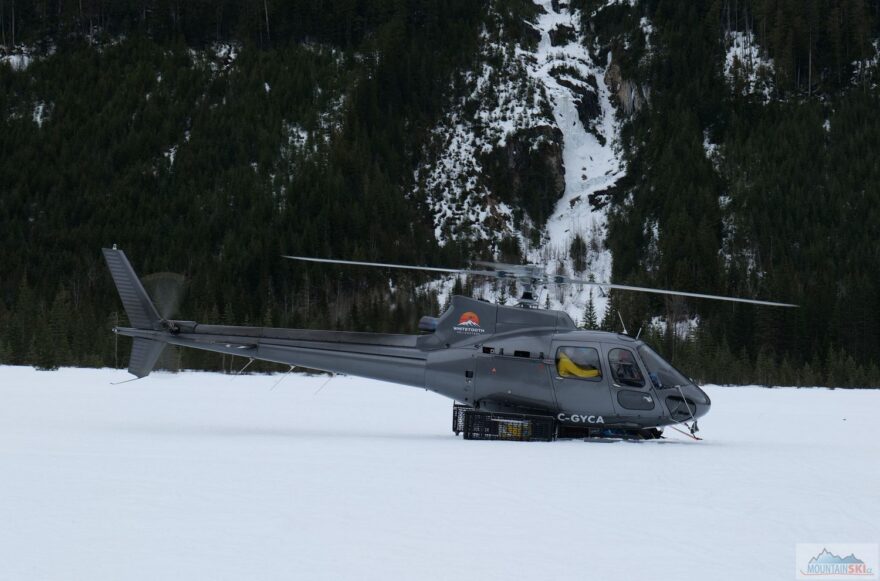 Hluboko v údolí nás poslední den Icefall traverse vyzvedává vrtulník