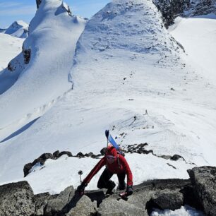 Krátký bezsněhový úsek při výstupu na Sokse (2189 m)