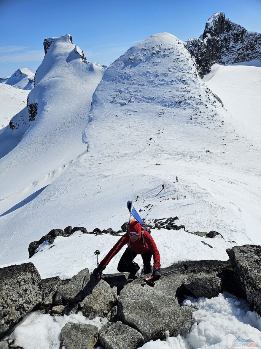 Krátký bezsněhový úsek při výstupu na Sokse (2189 m)