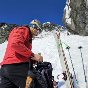 Tento úsek žlabu na Sokse (2189 m) byl rozbitý od pěších, takže jsme lyže nechali tady