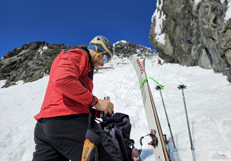 Tento úsek žlabu na Sokse (2189 m) byl rozbitý od pěších, takže jsme lyže nechali tady