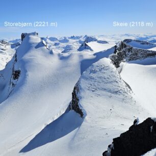 Výhled ze Sokse (2189 m) na Haribo a dalších kopce