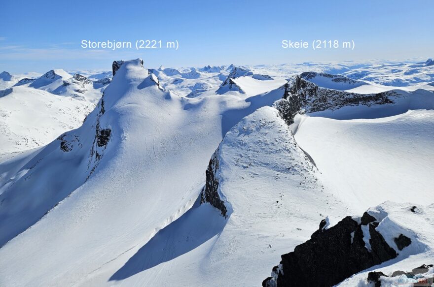 Výhled ze Sokse (2189 m) na Haribo a dalších kopce