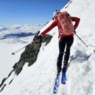 Začátek sjezdu v dolní části žlabu ze Sokse (2189 m)