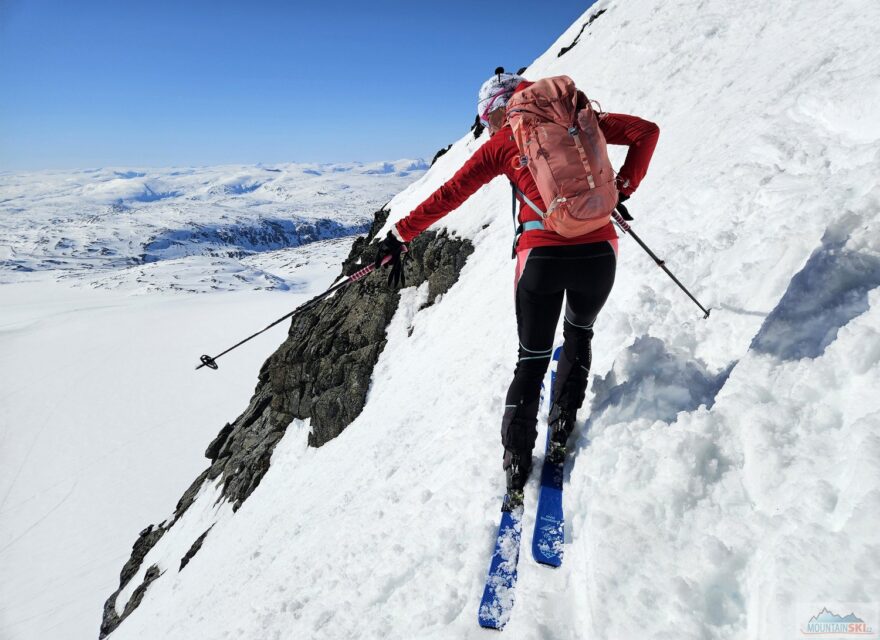 Začátek sjezdu v dolní části žlabu ze Sokse (2189 m)
