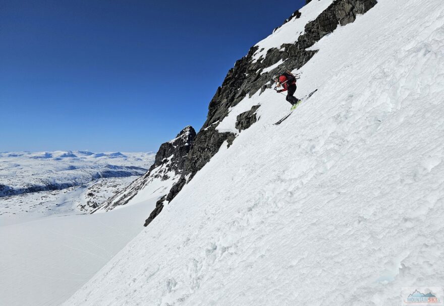 Ředitel memoriálu Rosťa při sjezdu ze Sokse (2189 m)