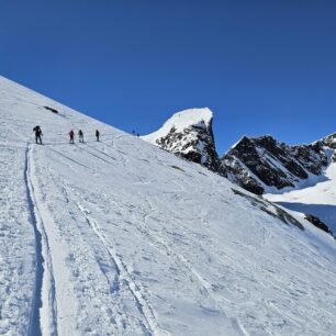Traverz po ledovci cestou na Store Ringstind (2124 m)