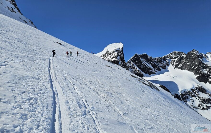 Traverz po ledovci cestou na Store Ringstind (2124 m)