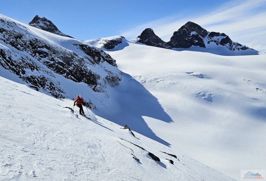 Sjezd vysoko nad sedlem z Geite (2002 m)