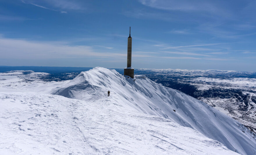 Po hřebenu od vysílače na hlavní vrchol Gaustatoppen (1882 m), foto: Libuše Rodová