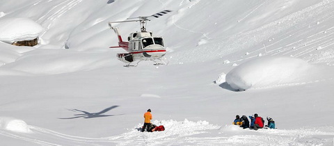 Heliskiing a skialp s asistencí vrtulníku v kanadské British Columbia v dubnu 2013