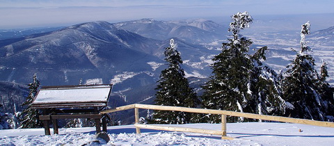 Ještě zasněžená Lysá Hora (1323 m)