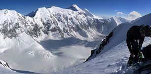 Skialpinistická expedice Pamír 2014 - část 1: sjezd Pik Četyrjoch (6230 m)