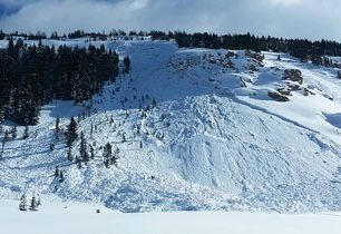 Lavina utržená lyžařem nedaleko kanadského Banffu v polovině února