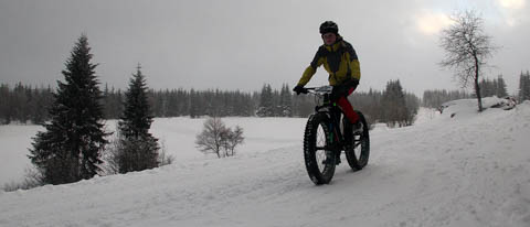 S fatbikem po sněhu v okolí Pece pod Sněžkou