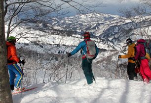 Charmant Hiuchi je prašanové freeridové středisko s výhledem na Japonské moře