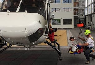 Lékaři a záchranáři na kurzu horské medicíny nacvičovali vrtulníkovou záchranu v Bad Tölz 12. června 2017