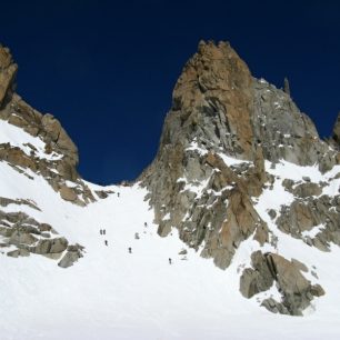 Odkud cesta zprvu prudce stoupá do sedla Col Chardonnet 3323 m, Haute Route