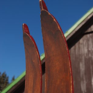 bambulky na špičkách sloužily k upevnění tuleních pásů, foto Jan Šťovíček