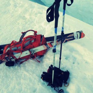 Plastové hůlky Komperdel na kterých se lámou zámky, batoh Vaude a rukavice Treksport