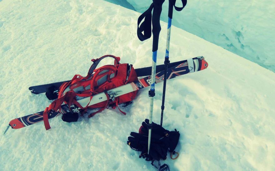 Plastové hůlky Komperdel na kterých se lámou zámky, batoh Vaude a rukavice Treksport