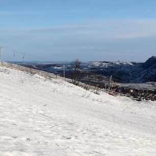 Pohled ze svahů Luossavaara směrem ke Kiirunavaara, kde se aktuálně těží