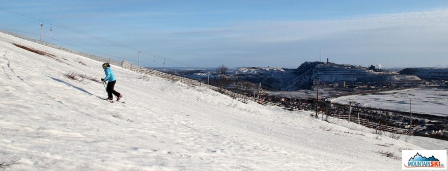Pohled ze svahů Luossavaara směrem ke Kiirunavaara, kde se aktuálně těží