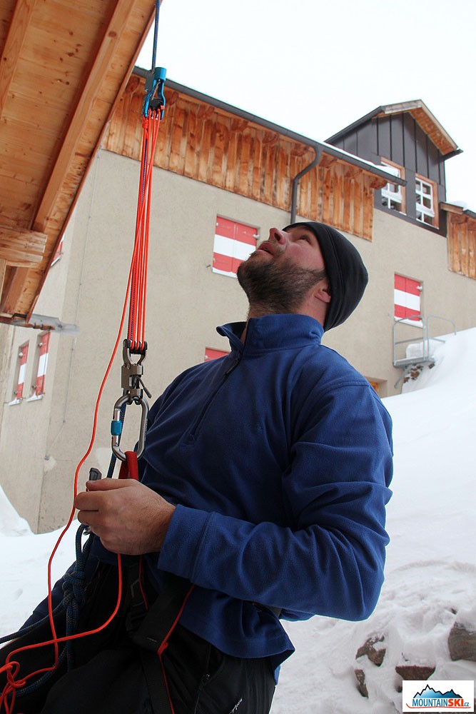 Jede se po laně nahoru