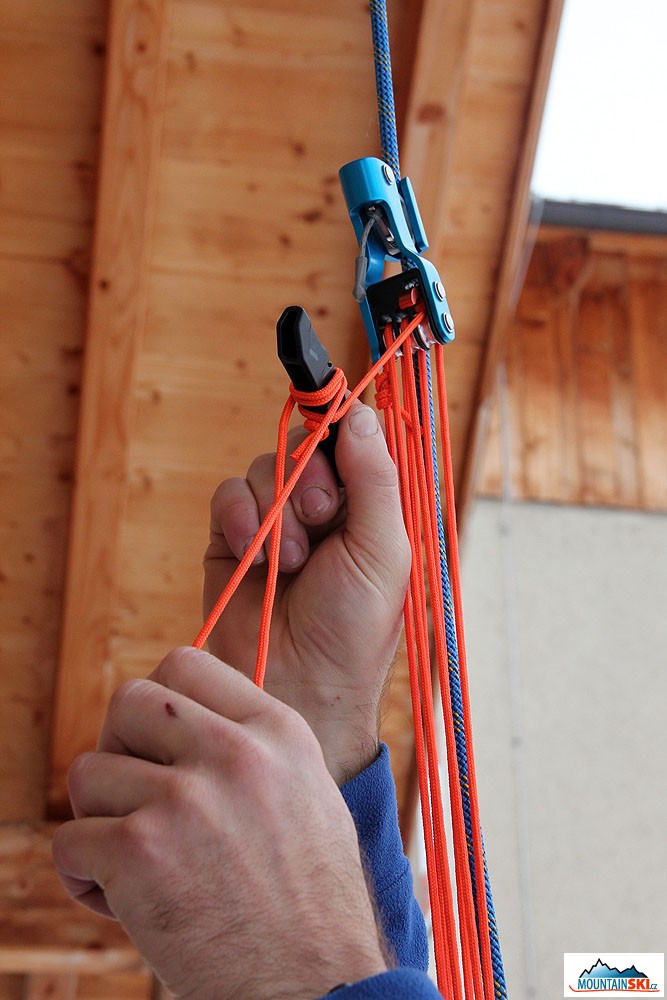 Špagát je moc dlouhý, je potřeba udělat motanici