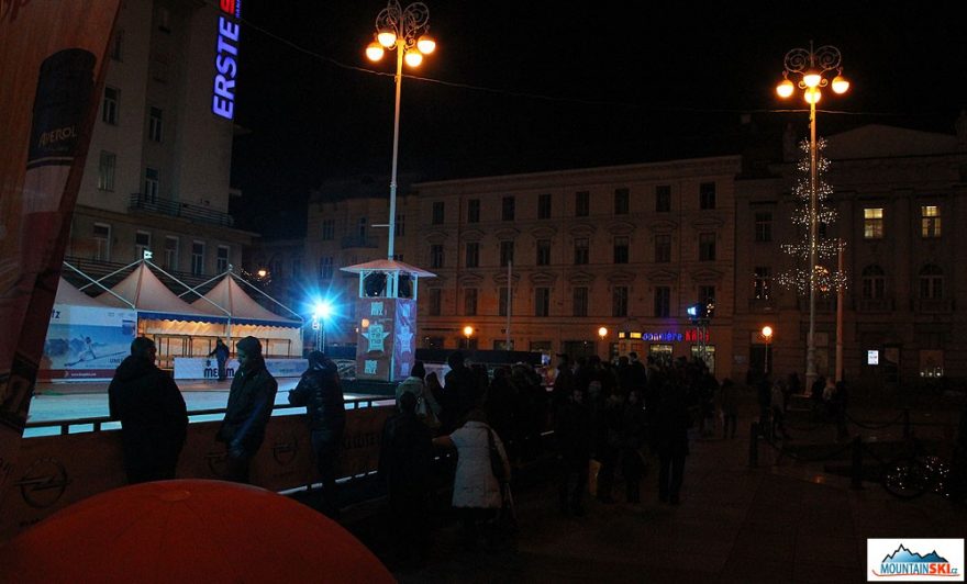 Jedna z atrakcí Adventu u Zagrebu – kluziště na hlavním náměstí
