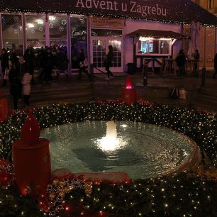 Advent u Zagrebu – prosinec a fontána funguje, jako kdyby bylo léto 