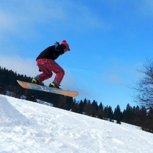 Pole dance celoročně – v zimě skákání na snowboardu