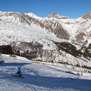Na začátku či naopak na konci zimní sezony mohou být svahy za hranicemi lyžařského střediska pokryté menším množstvím sněhu nebo být zcela bez něj – Livigno