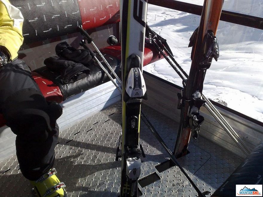 Pro lyže jsou v kabinkách lanovek takovéto praktické držáky