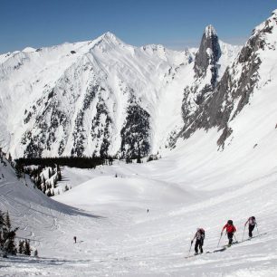 Skialpový výstup za dokonalého počasí v British Columbia