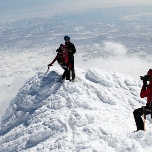 Matúš fotící Clarion a Pažouta na vrcholu vulkánu Korjakski