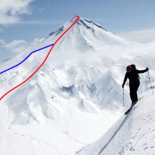 Náš výstup a sjezd z vulkánu Viljučinskij – červeně je výstupová stopa a částečně sjezd, modře sjezd vedoucí až ke stanům